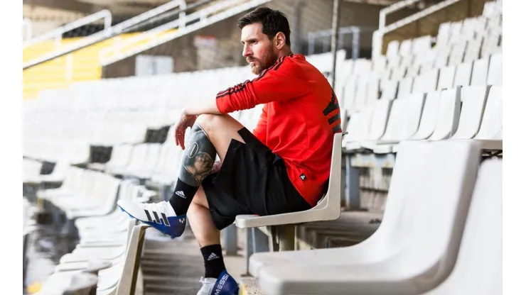 NUEVOS BOTINES. Lionel Messi con las botas del pack Team Mode.