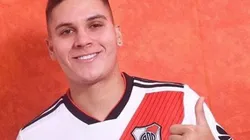 Juan Fernando Quintero posó con la nueva camiseta de River.