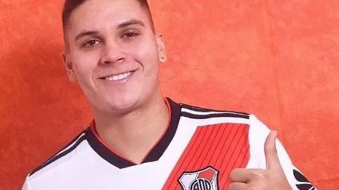 Juan Fernando Quintero posó con la nueva camiseta de River.