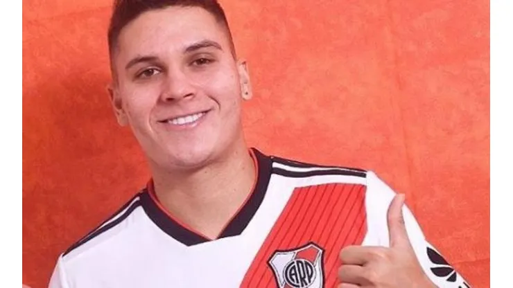 Juan Fernando Quintero posó con la nueva camiseta de River.