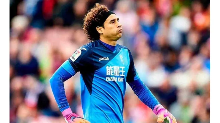 Guillermo Ochoa con la playera del Standard Lieja de Bélgica.