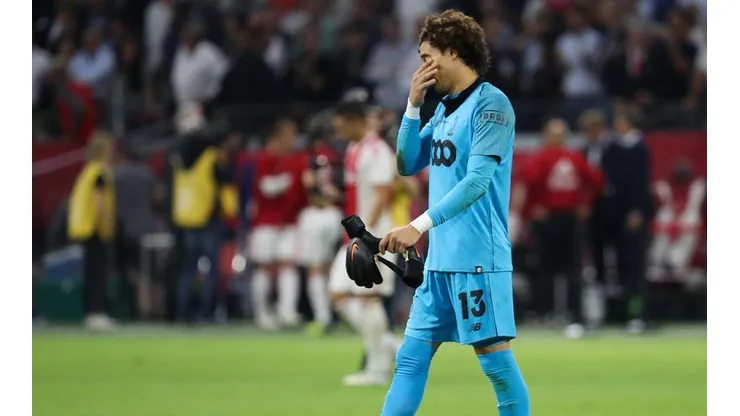 Guillermo Ochoa triste en el Standard Lieja de Bélgica.