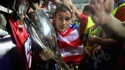 CARIÑO DE CAMPEÓN. Griezmann lleva la Supercopa de Europa entre los hinchas del Atlético Madrid (Foto: Getty).