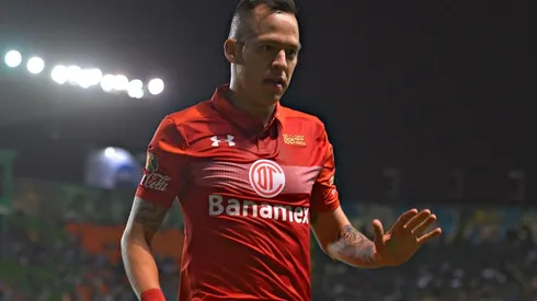 Rodrigo Salinas con la playera del Toluca.