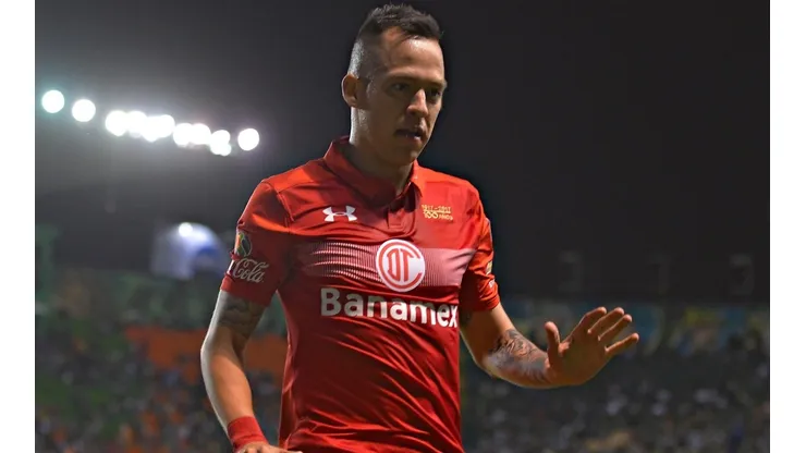 Rodrigo Salinas con la playera del Toluca.