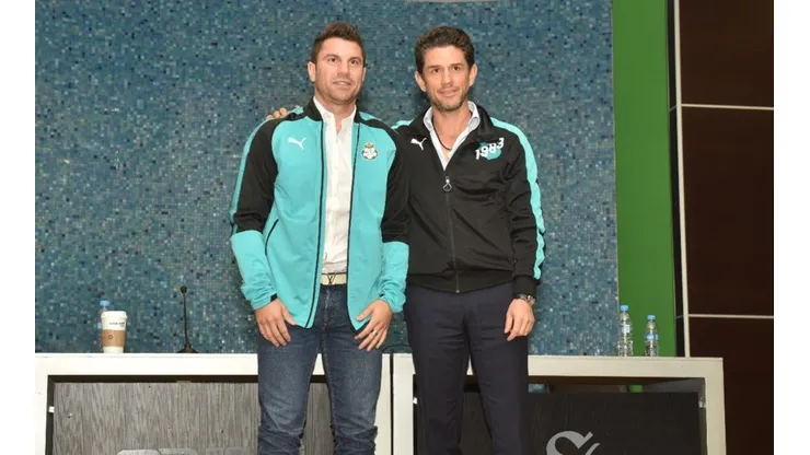 Robert Siboldi junto a Leandro Cufré en Santos Laguna.