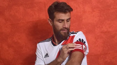 SE ACOMODA LA CINTA. Leonardo Ponzio durante la presentación de la camiseta de River.