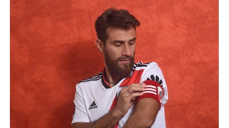 SE ACOMODA LA CINTA. Leonardo Ponzio durante la presentación de la camiseta de River.