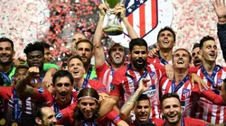 SUPERCAMPEONES. Diego Godín levanta la Supercopa de Europa y Atlético Madrid festeja (Foto: Getty).