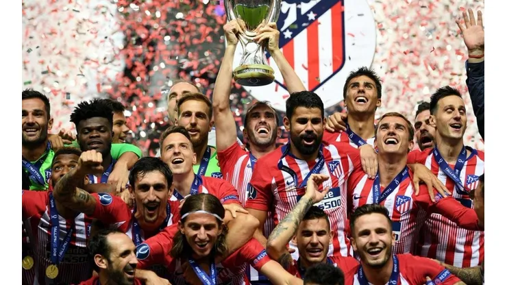 SUPERCAMPEONES. Diego Godín levanta la Supercopa de Europa y Atlético Madrid festeja (Foto: Getty).