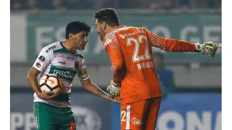 LA FIGURA DEL CICLÓN. Nicolás Navarro discute en pleno Deportes Temuco-San Lorenzo.
