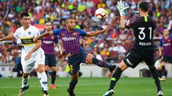 POR ARRIBA. Rafinha toca justo el balón antes de la salida de Andrada (Foto: Getty).