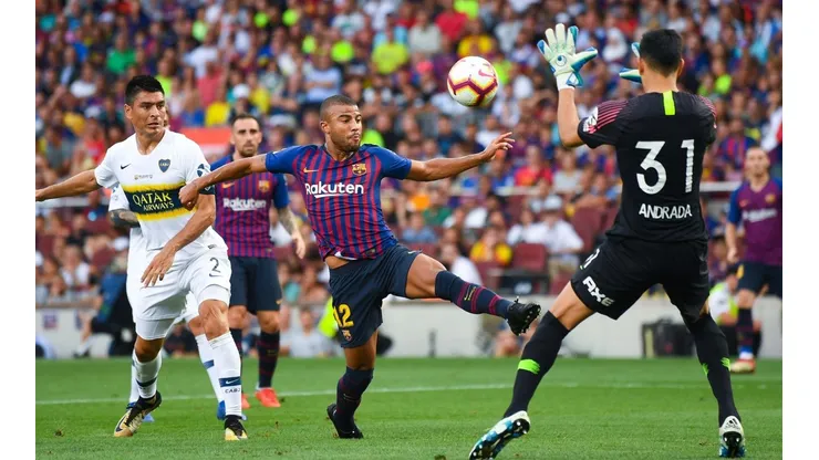 POR ARRIBA. Rafinha toca justo el balón antes de la salida de Andrada (Foto: Getty).
