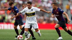 CONTRA BARCELONA. Mauro Zárate controla en el Camp Nou por el Trofeo Joan Gamper con Boca.
