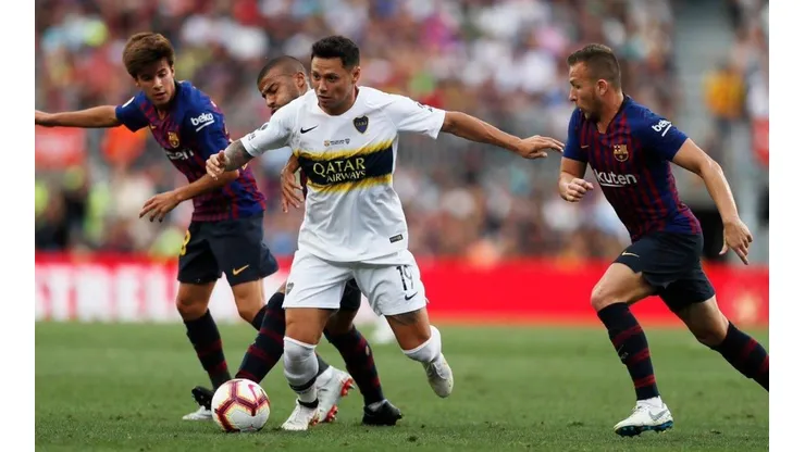 CONTRA BARCELONA. Mauro Zárate controla en el Camp Nou por el Trofeo Joan Gamper con Boca.