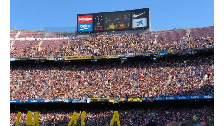 Foto del Camp Nou con los hinchas de Boca.