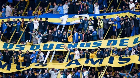 Foto de Daniel Angelici cantando con los hinchas.