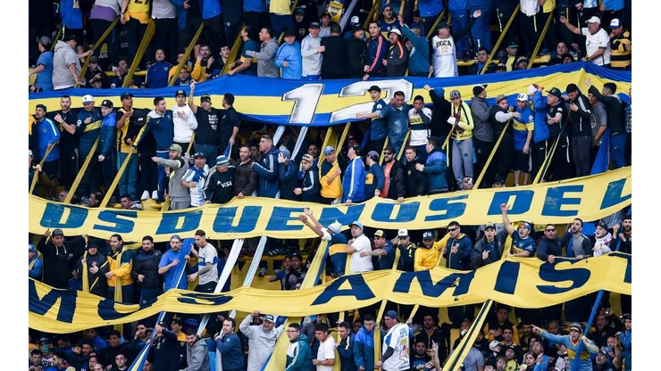 Foto de Daniel Angelici cantando con los hinchas.