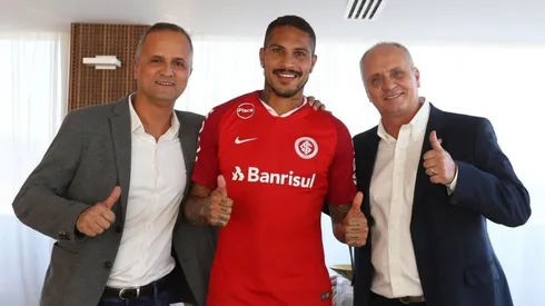 BIENVENIDO. Paolo Guerrero junto a los máximos directivos del Inter.
