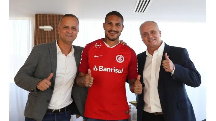 BIENVENIDO. Paolo Guerrero junto a los máximos directivos del Inter.