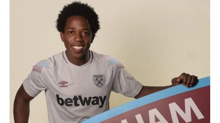 Carlos Sánchez es nuevo jugador de West Ham en su segunda participación en Premier League.