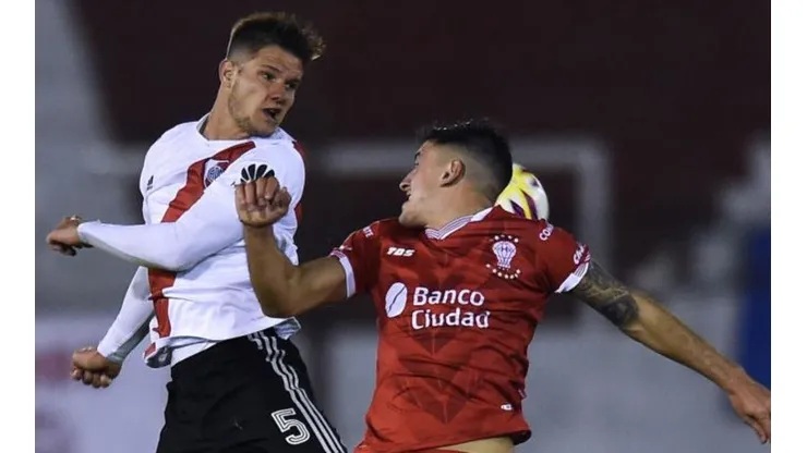Diego Mendoza en el duelo ante River.