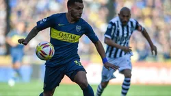 JUEGA TEVEZ. El centrodelantero controla el pasado domingo ante Talleres en La Bombonera (Foto: Getty).