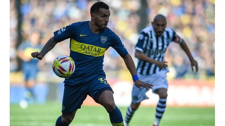 JUEGA TEVEZ. El centrodelantero controla el pasado domingo ante Talleres en La Bombonera (Foto: Getty).