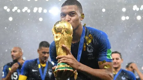 Kylian Mbappé junto a la Copa del Mundo.