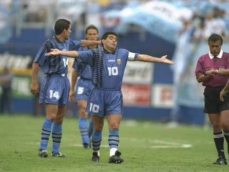 Diego y una foto emblemática para saludar a los zurdos en su día