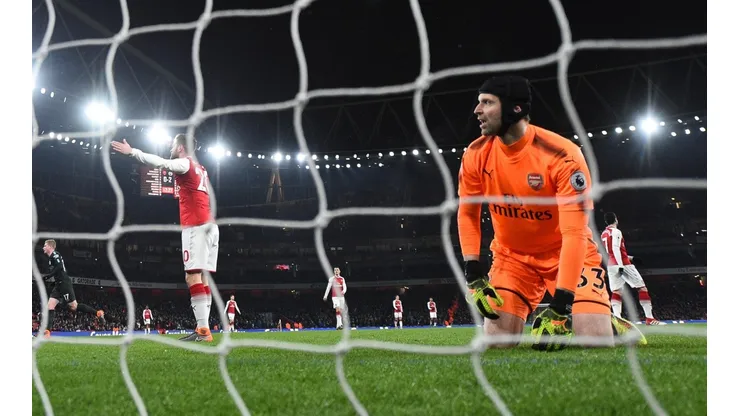 Cech se enojó con el Leverkusen