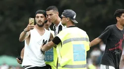 Ronaldo causa sensación en Juventus: un hincha se metió al campo para abrazarlo.