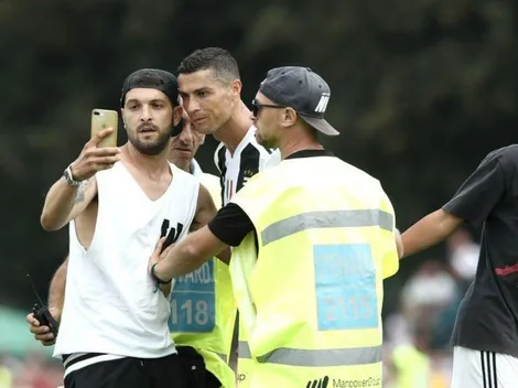 Un hincha de la Juve saltó al campo para abrazar a Cristiano en su debut