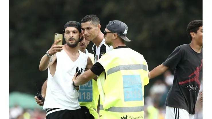 Ronaldo causa sensación en Juventus: un hincha se metió al campo para abrazarlo.