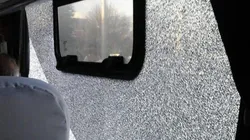 Los hinchas de Temuco le rompieron el vidrio al micro de San Lorenzo.