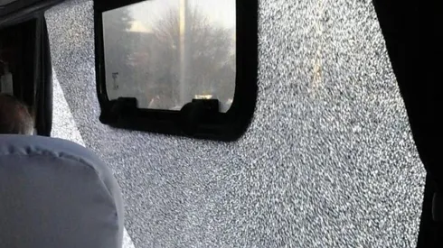 Los hinchas de Temuco le rompieron el vidrio al micro de San Lorenzo.