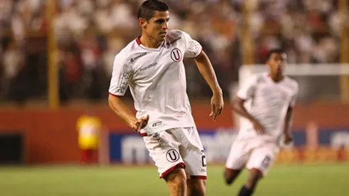 El defensor peruano chocó con Alejandro Hohberg.