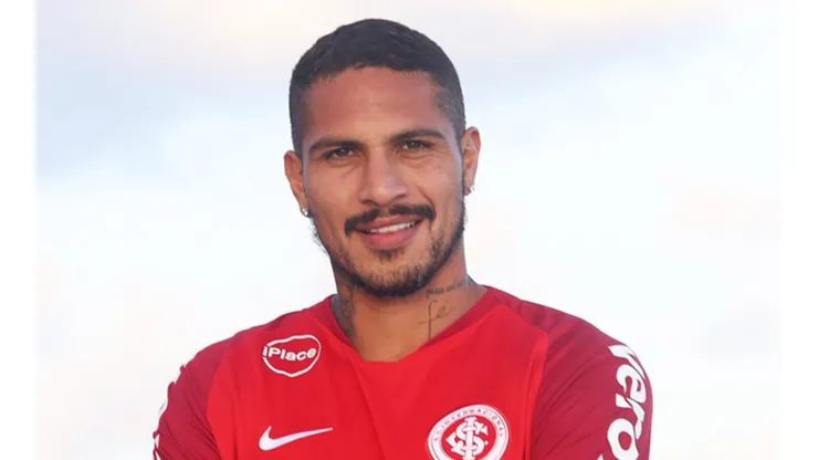 El peruano dejó Flamengo y se sumó a su nuevo equipo del fútbol brasileño.