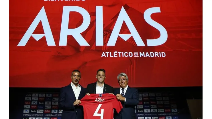 Santiago Arias se convirtió oficialmente en el número 4 del Atlético de Madrid.