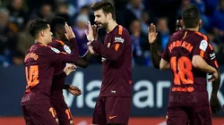 Los jugadores de Barcelona se entretienen mientras esperan