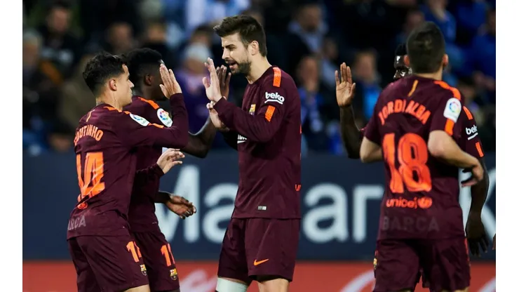Los jugadores de Barcelona se entretienen mientras esperan