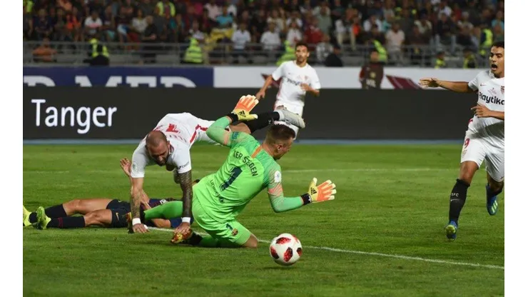 No se lo olvida más: Ben Yedder erró un penal ante el Barcelona en el último segundo