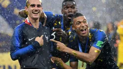 Mbappé, Griezmann y Pogba festejando el título