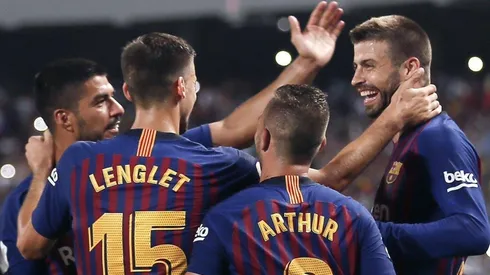 Messi impactó un tiro libre casi perfecto, el palo le dijo que no y Piqué la empujó para el empate