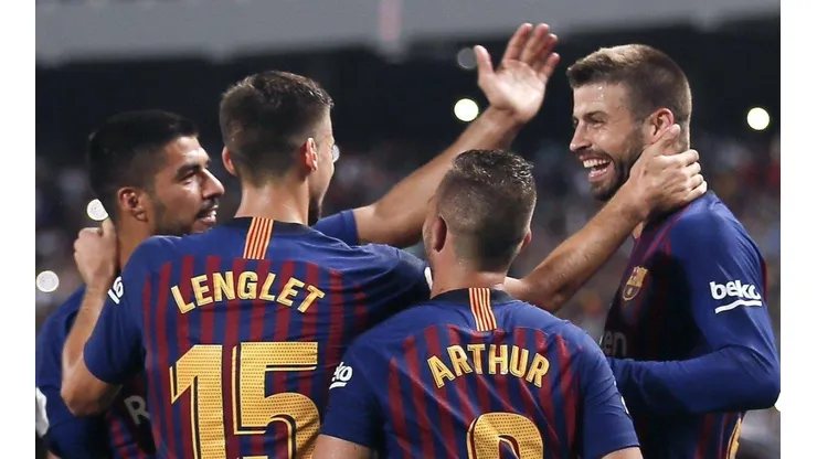 Messi impactó un tiro libre casi perfecto, el palo le dijo que no y Piqué la empujó para el empate