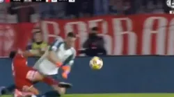 Lucas Gamba sujeta a Franco Armani.