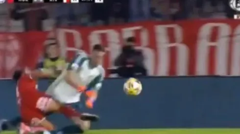 Lucas Gamba sujeta a Franco Armani.