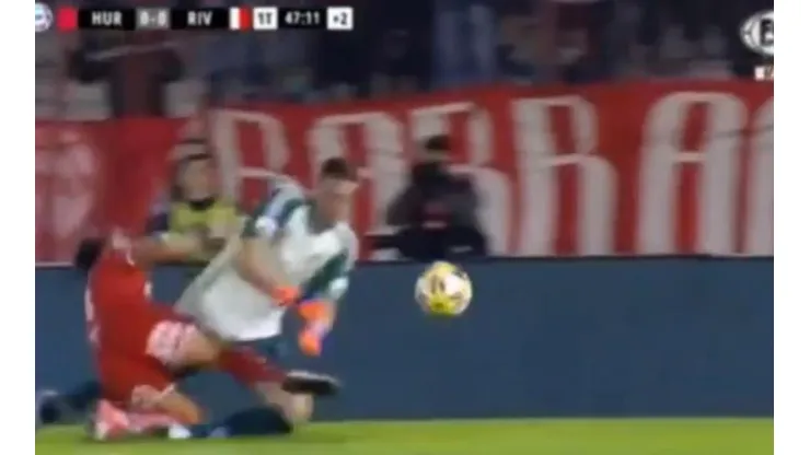Lucas Gamba sujeta a Franco Armani.