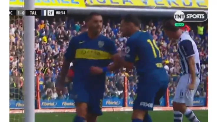 Lo que pasó entre Tevez y Zárate tras el penal errado