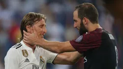 VIEJOS AMIGOS. Gonzalo Higuaín y Luka Modric después del encuentro (Foto: AC Milan).